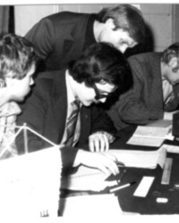 34. Podczas sędziowania turnieju, drugi od lewej Andrzej Gburek, MDK Toruń, 1982 r.