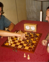 Partyjka blitza z pierwszym członkiem klubu szachowego MDK „Caissa” Toruń Wiesiem Frączkiewiczem.