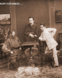 W Internecie często można zobaczyć stare zdjęcia przedstawiające szachowe życie minionych epok. Trzech w pokoju, nie licząc psa. Z 1890 roku. 3151x3179. Sprawdź zakładkę LINKI SZACHOWE.